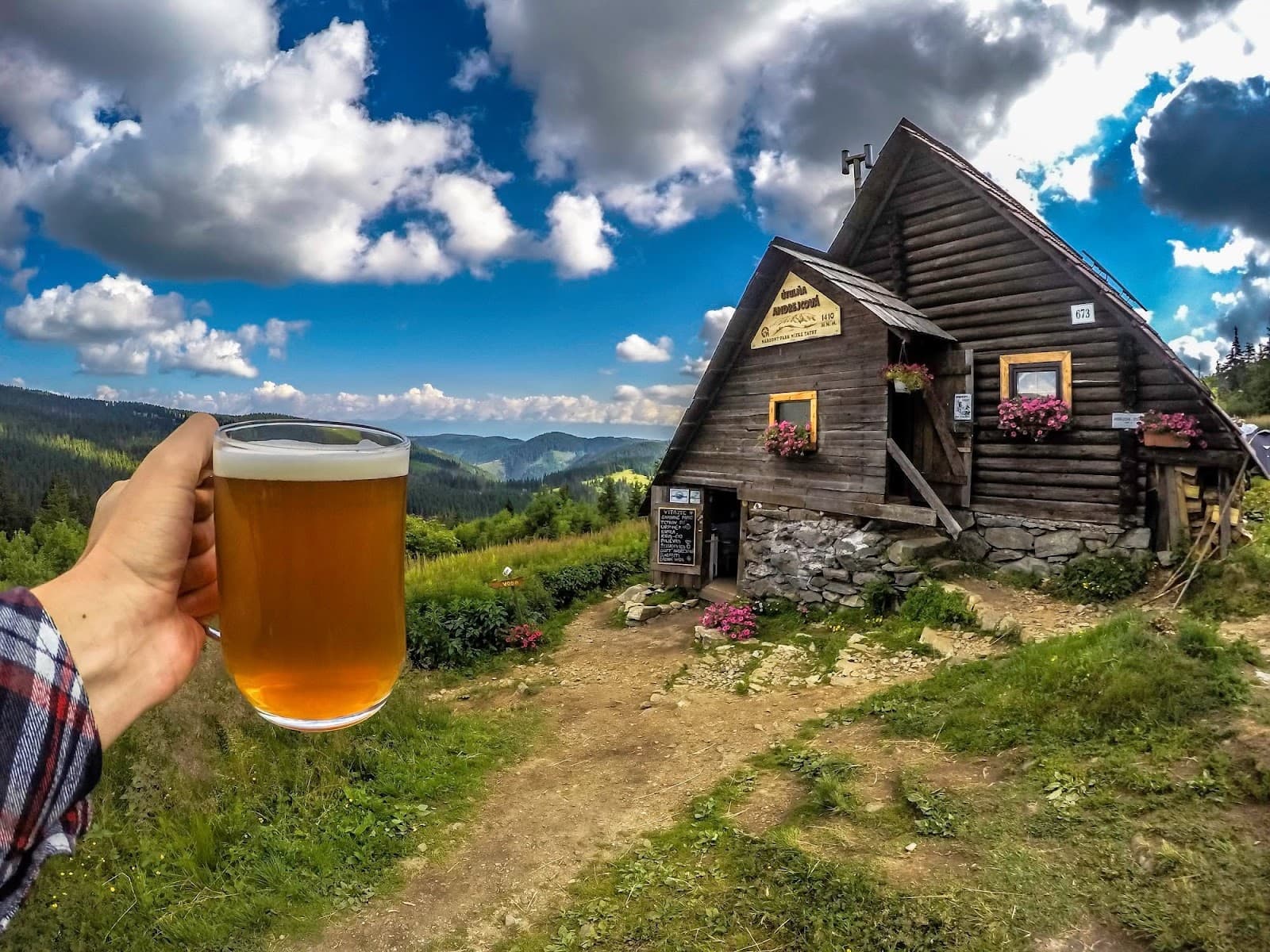 Čapované pivo pred útulňou za slnečného letného dňa