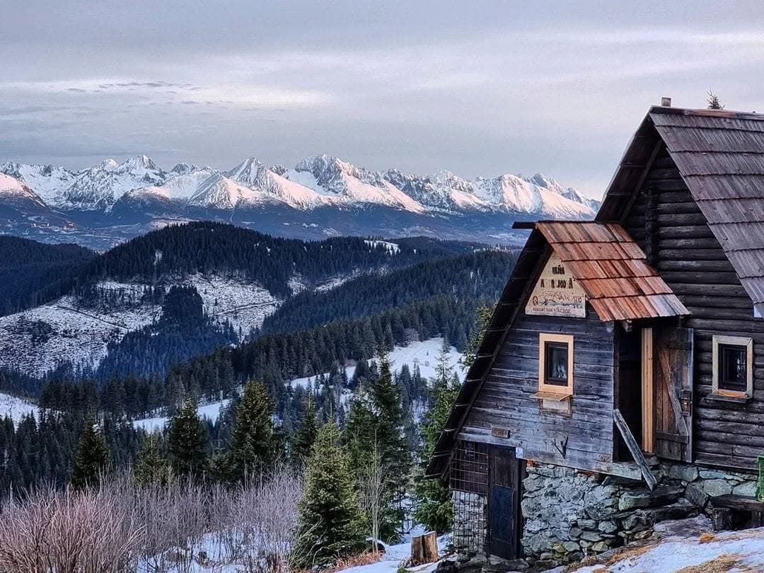 Útulňa s výhľadom na zasnežené štíty Vysokých Tatier