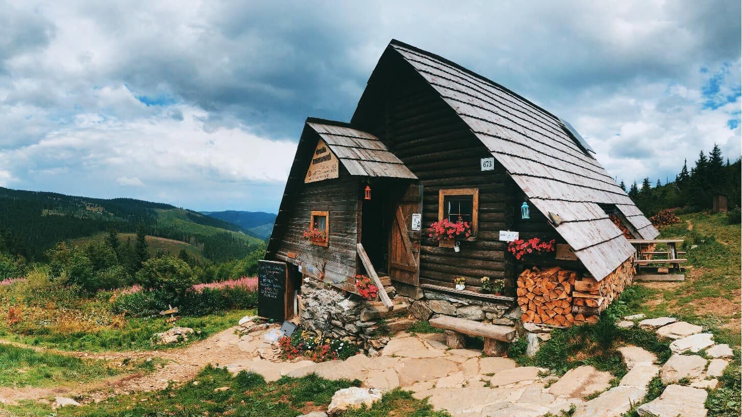 Útulňa Andrejcová – drevenica na hrebeni s výhľadom na Nízke Tatry